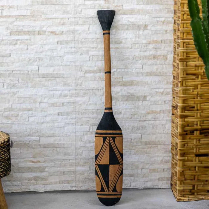 Remo decorativo feito à mão com traços inspirados na etnia indígena Waura, esculpido em madeira com acabamento natural 