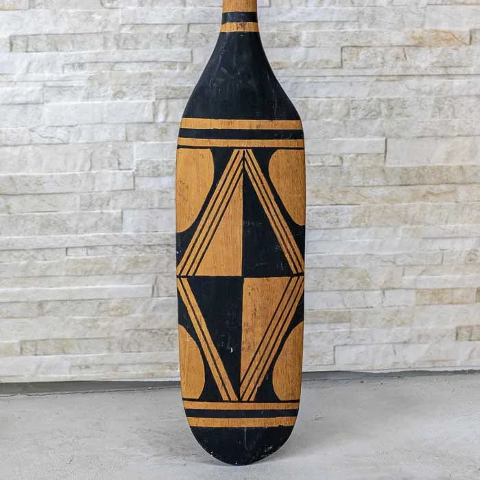 Objeto artesanal com forma de remo e design simbólico da cultura Waura, originária do Brasil 