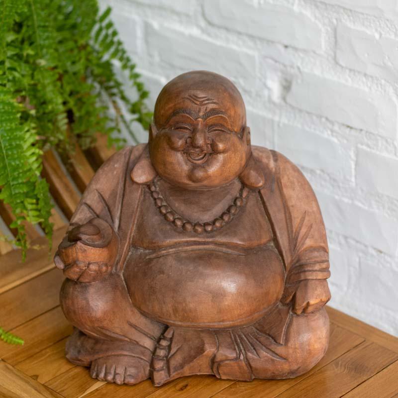 Escultura artesanal de Happy Buddha em madeira sólida esculpida à mão em Bali, simbolizando alegria e prosperidade. 