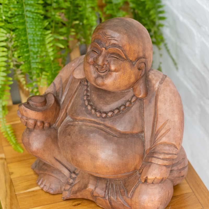 Estátua de Buda sorridente sentado em madeira, peça exclusiva de Bali para decoração de interiores. 