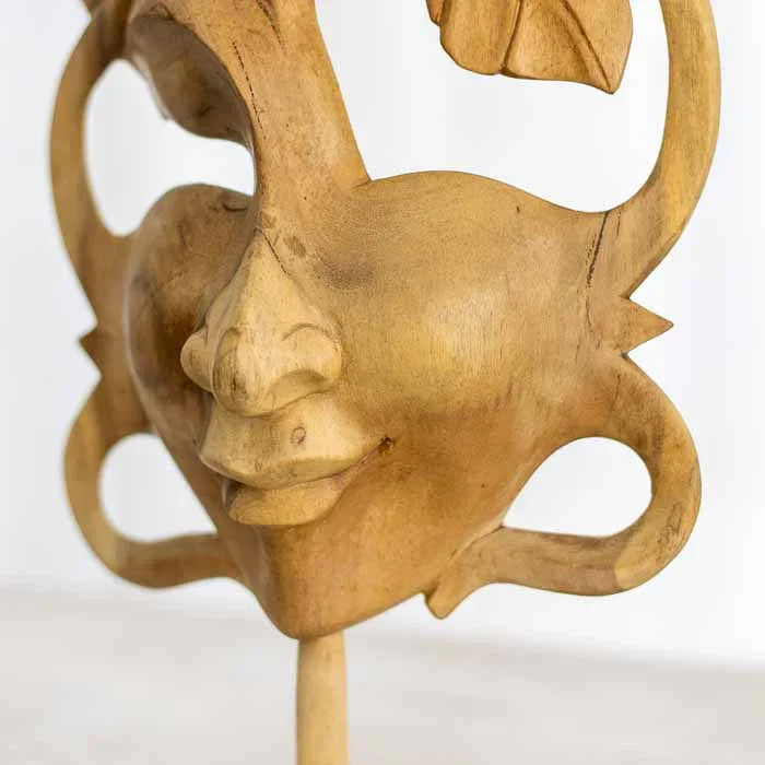 Escultura decorativa em madeira com traços orgânicos e design abstrato, esculpida com riqueza de detalhes manuais 