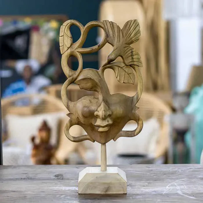 Máscara abstrata entalhada à mão em madeira hibiscus, com formas vazadas e expressão artística contemporânea de Bali 