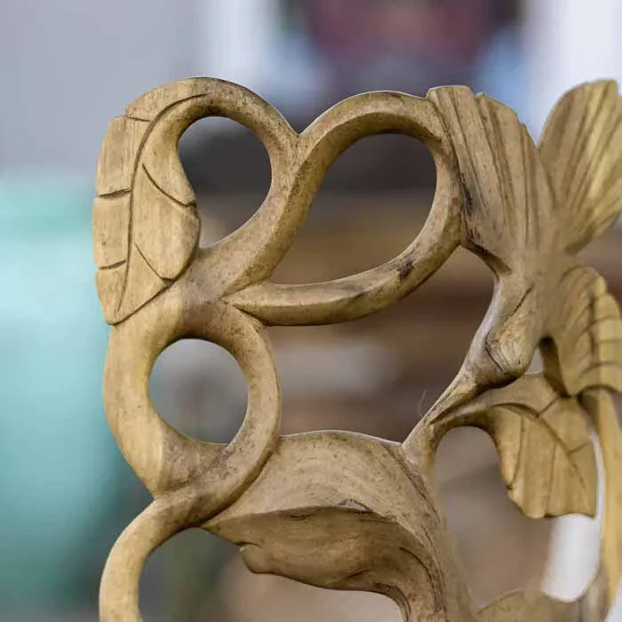 Escultura decorativa em madeira com traços orgânicos e design abstrato, esculpida com riqueza de detalhes manuais 