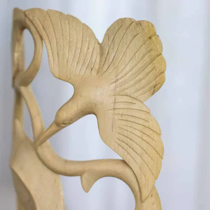Peça decorativa com entalhes orgânicos e florais em madeira, com influência do hibisco e traços abstratos balineses 
