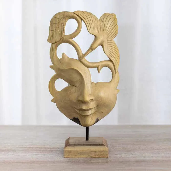 Objeto decorativo de Bali com formas artísticas e feições humanas suaves, entalhado manualmente em madeira 