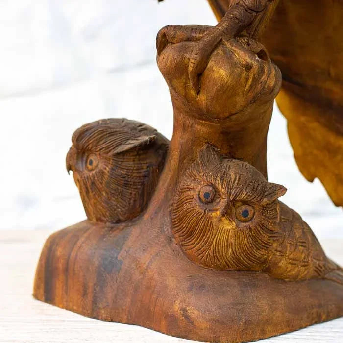 Trabalho manual de Bali: técnica de entalhe profundo em madeira suar para figuras de animais. 