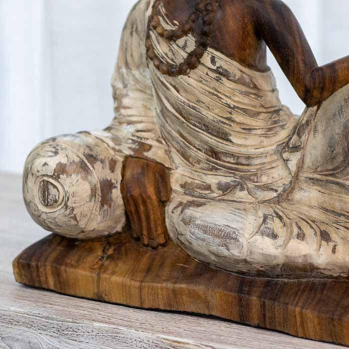 Estátua de Buddha, o iluminado, esculpida em madeira suar e importada de Bali. 