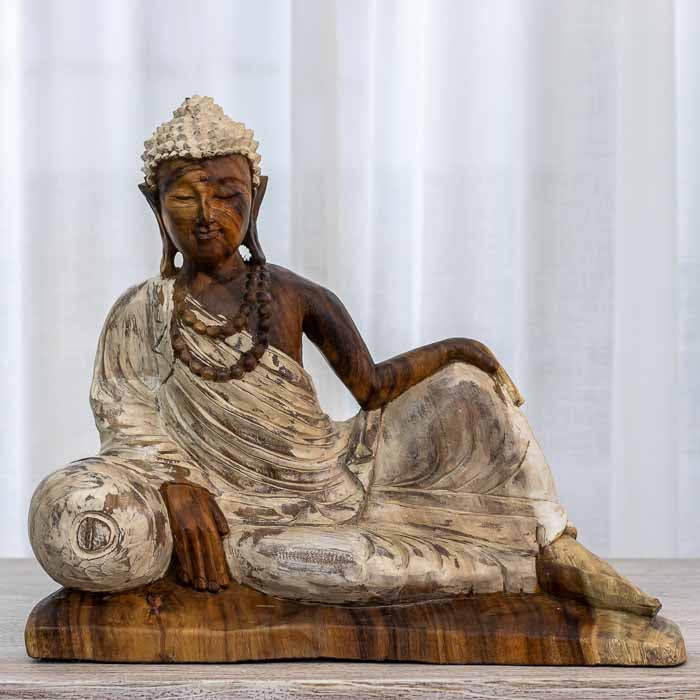 Escultura de Buda reclinado entalhada à mão em madeira de Suar com manto em pátina branca. 