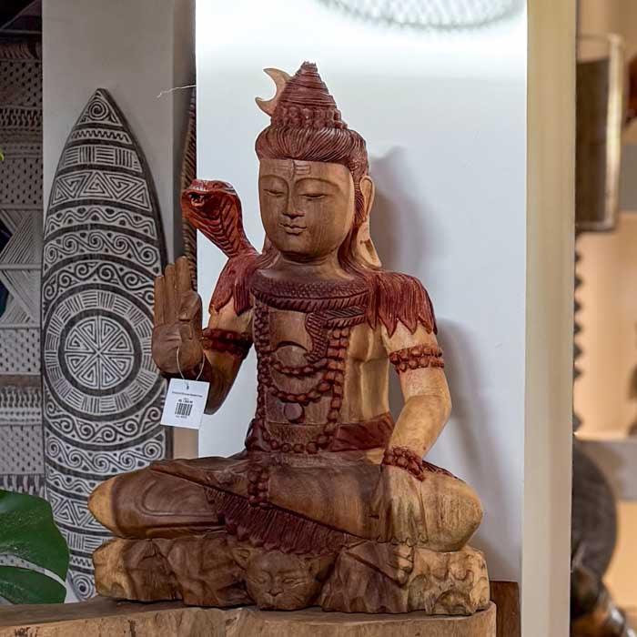 Estátua artesanal do Deus Hindu Shiva em madeira sólida, entalhada à mão em Bali com detalhes de cobra e mudras.