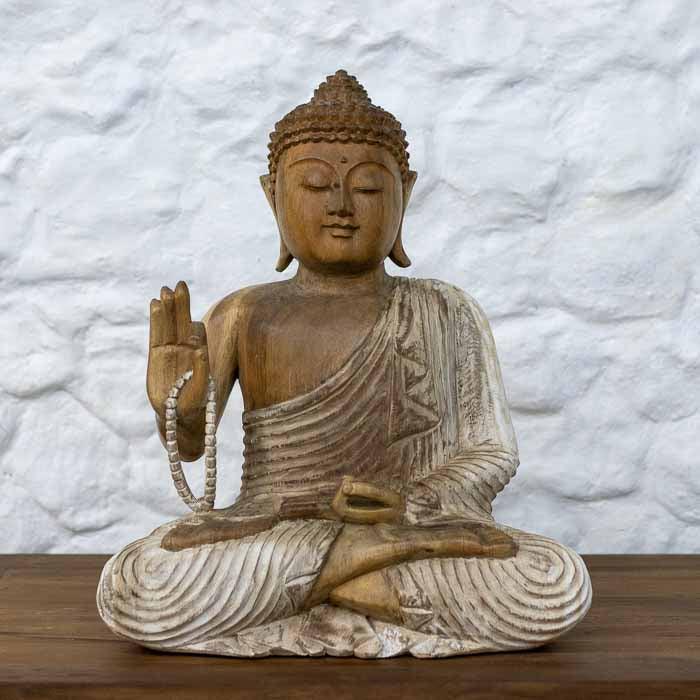 Escultura artesanal de Buda com 50cm feita em madeira suar com pátina envelhecida, produzida em Bali com entalhes refinados.