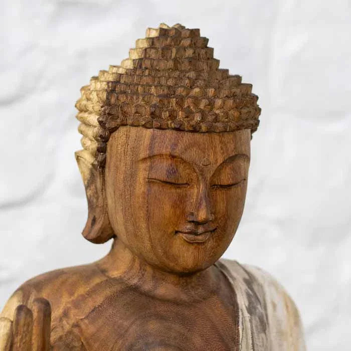 De Bali para o seu refúgio: este Buda talhado em madeira com pátina traz silêncio, luz e contemplação para o coração da sua casa.