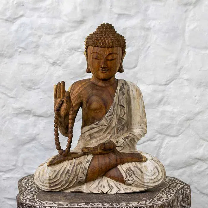 Escultura artesanal de Buda com 50cm feita em madeira suar com pátina envelhecida, produzida em Bali com entalhes refinados.