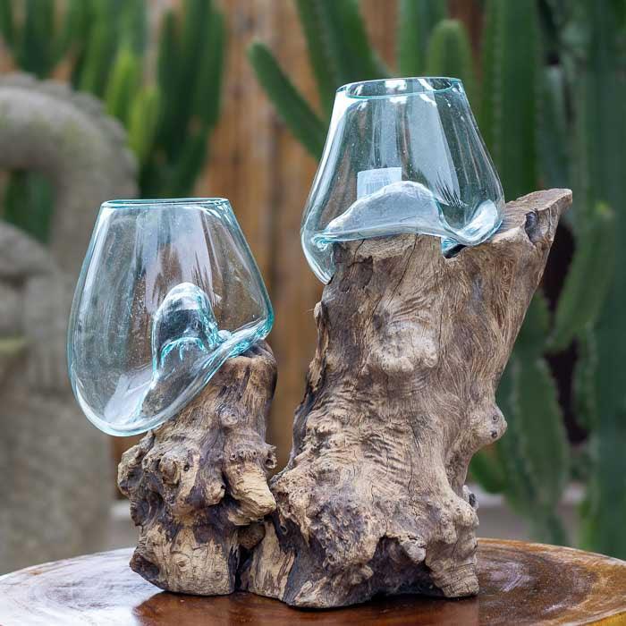 Objeto decorativo feito à mão com madeira teka rústica e vidro soprado em Bali. 