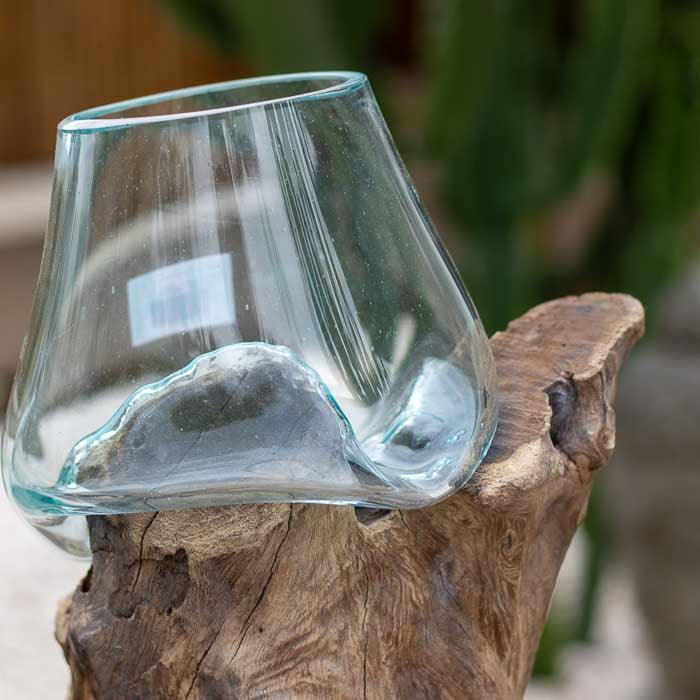 Arte balinesa que une elementos naturais em uma composição única e fluida. 