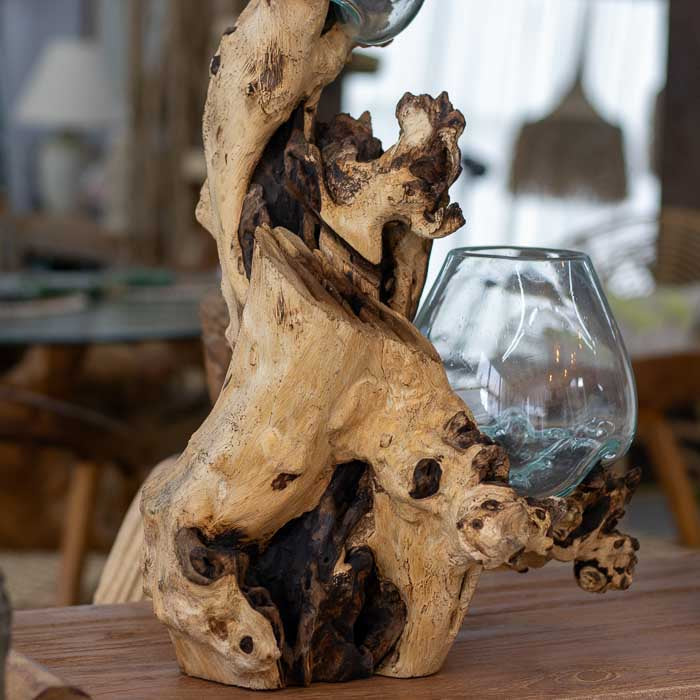 Peça de arte decorativa feita à mão em Bali com dois vasos de vidro soprado sobre madeira rústica, destacando o design orgânico e o estilo boho contemporâneo. 