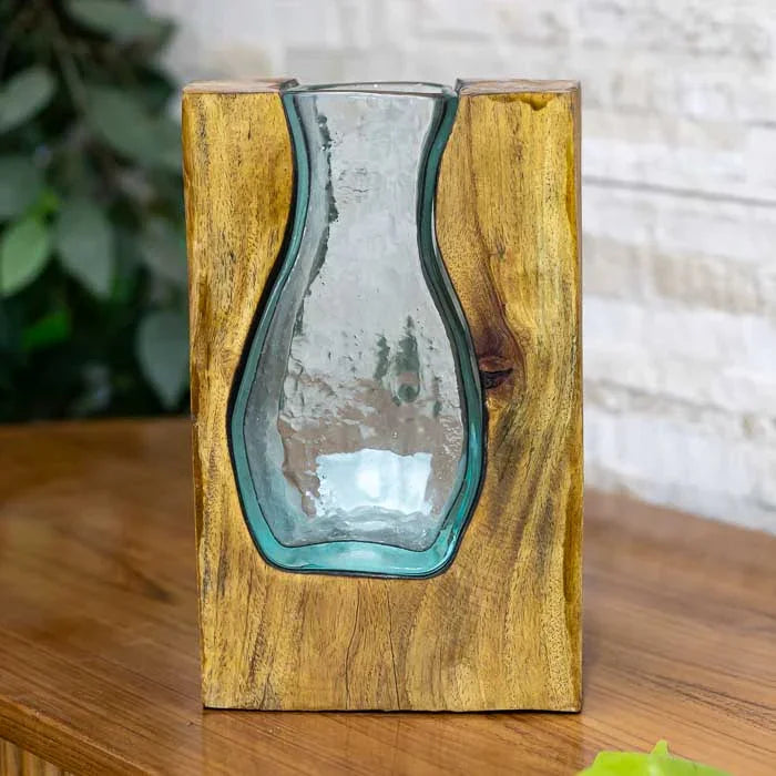 Vaso artesanal com base em madeira teca natural e vidro soprado de Bali
