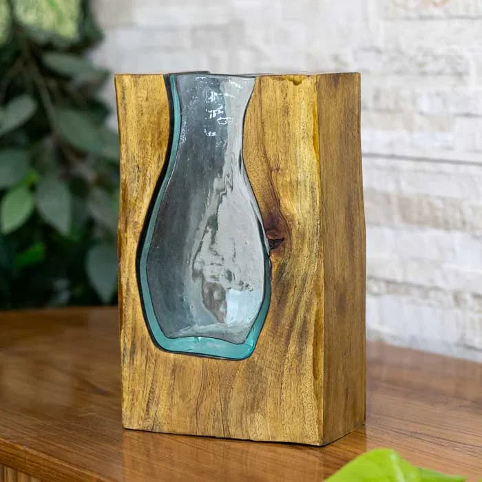 Vaso de vidro orgânico moldado sobre madeira teca com formato único