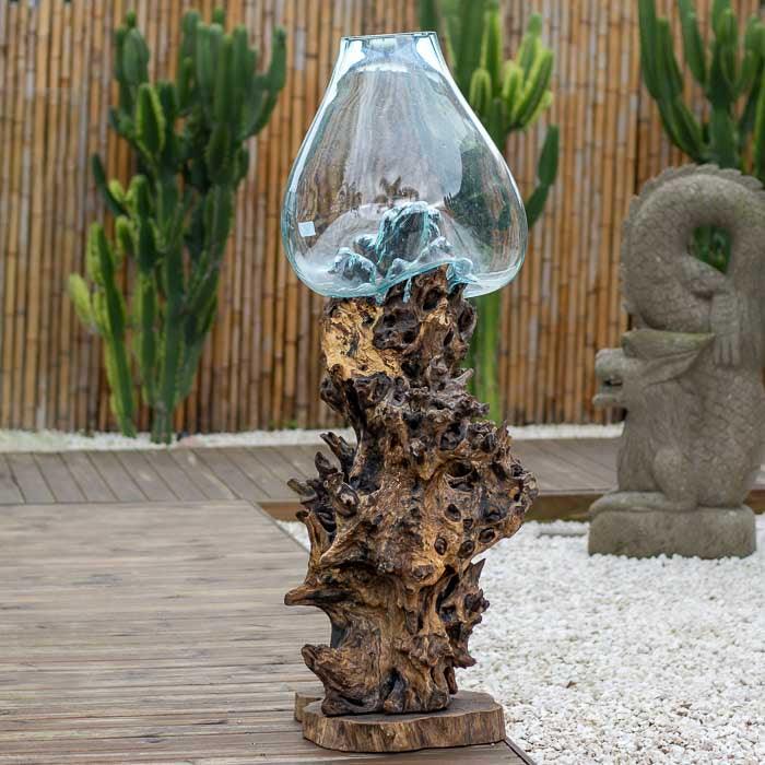 Aquário artesanal feito em Bali com vidro soprado sobre madeira natural de formato orgânico. 