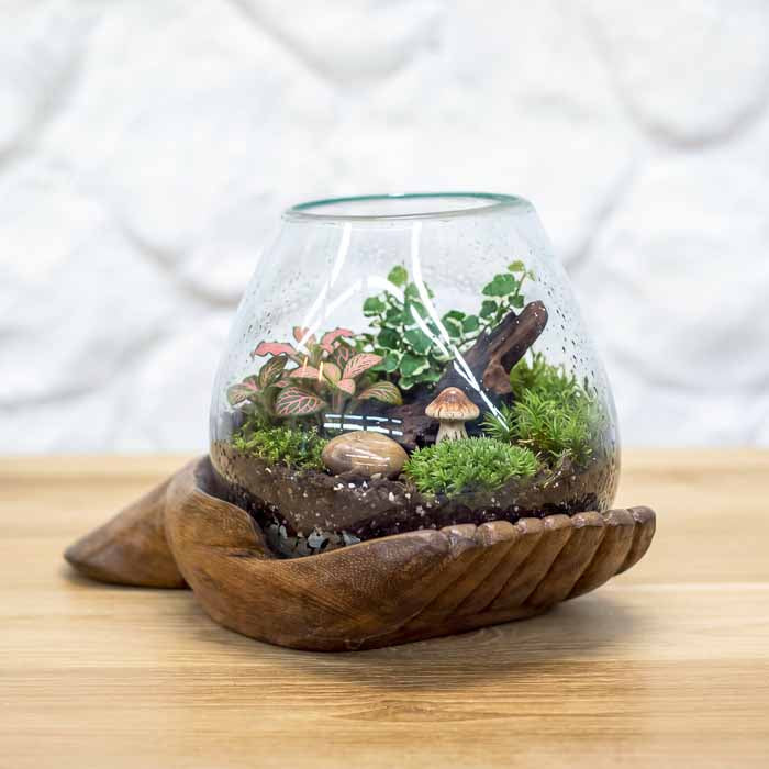 Escultura de mãos em oferenda entalhada manualmente em madeira teca com vaso acoplado.