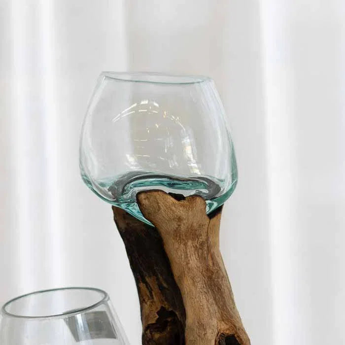 Detalhe da fusão entre o vidro incandescente e os relevos da madeira em vaso decorativo.