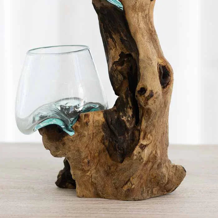 Vaso duplo orgânico da Indonésia com design de vidro "derretido" sobre madeira.