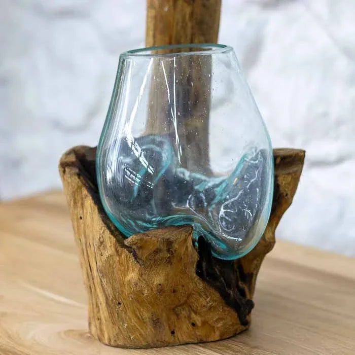 Detalhe da fusão entre o vidro incandescente e os relevos da madeira em vaso decorativo.