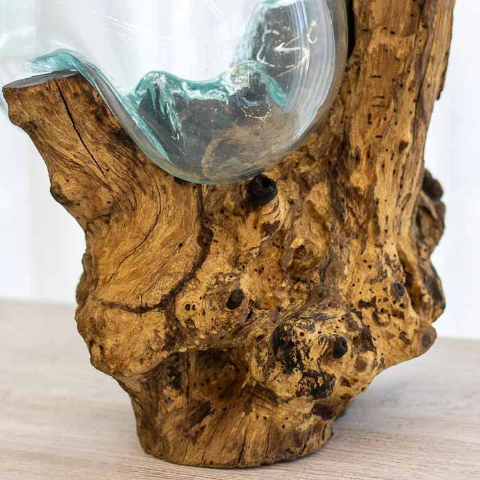 Luminária de mesa rústica com buda entalhado e terrário de vidro no tronco. 