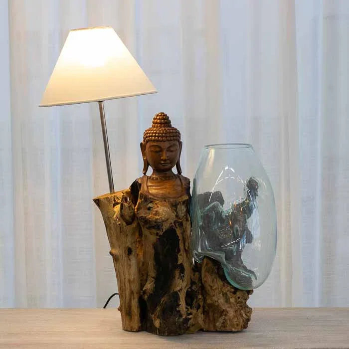 Abajur artesanal de Bali integrando escultura de Buda e vidro moldado em madeira. 