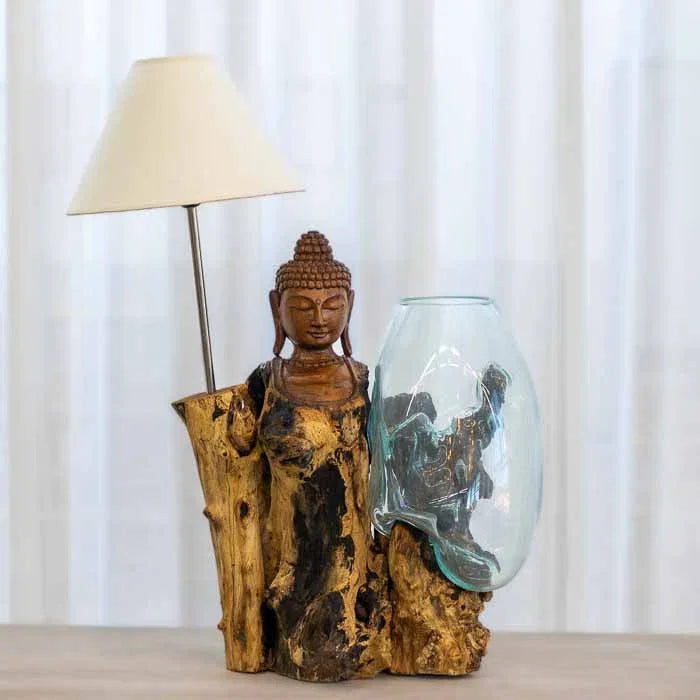 Escultura de Buda entalhada em tronco natural com terrário de vidro soprado e abajur. 