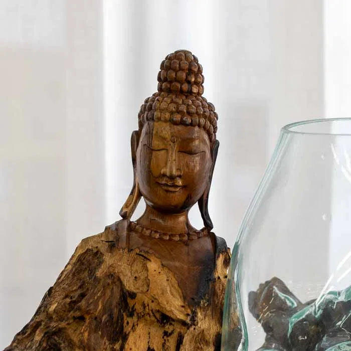 Vaso de vidro soprado artesanal moldado sobre as raízes de um tronco com entalhe de Buda. 