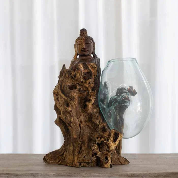 Detalhe da fusão entre o vidro transparente e as fendas naturais da madeira rústica balinesa. 