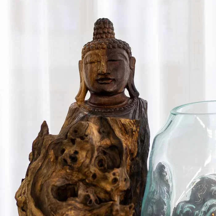 Composição zen para interiores: Buda entalhado à mão em base de tronco com suporte de vidro. 