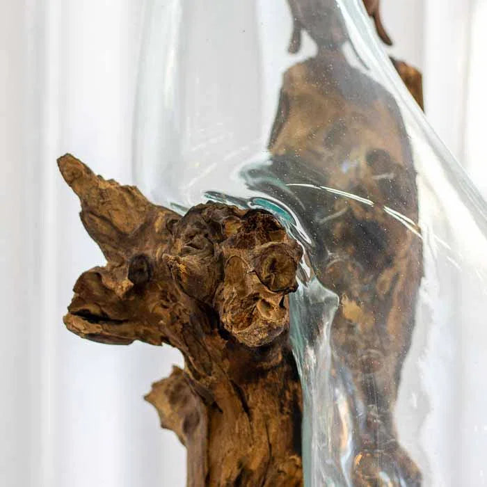 Peça de decoração espiritual importada de Bali com vaso moldado ao fogo em madeira recuperada. 