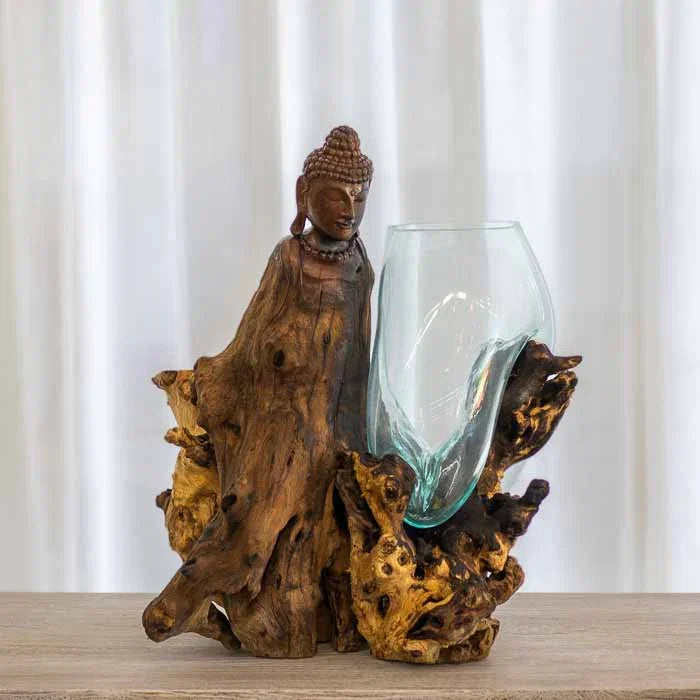 Escultura de Buda entalhada em tronco natural de Bali com terrário de vidro soprado moldado na madeira. 