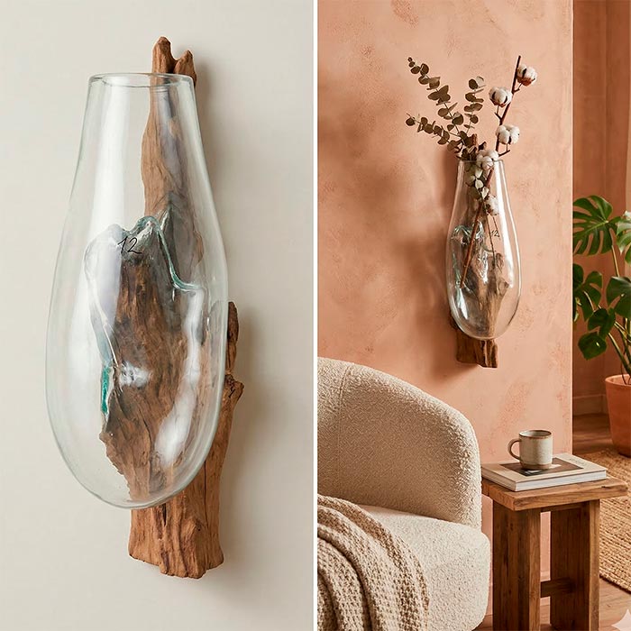 Terrário de parede artesanal com vidro soprado moldado organicamente sobre tronco de madeira teca.