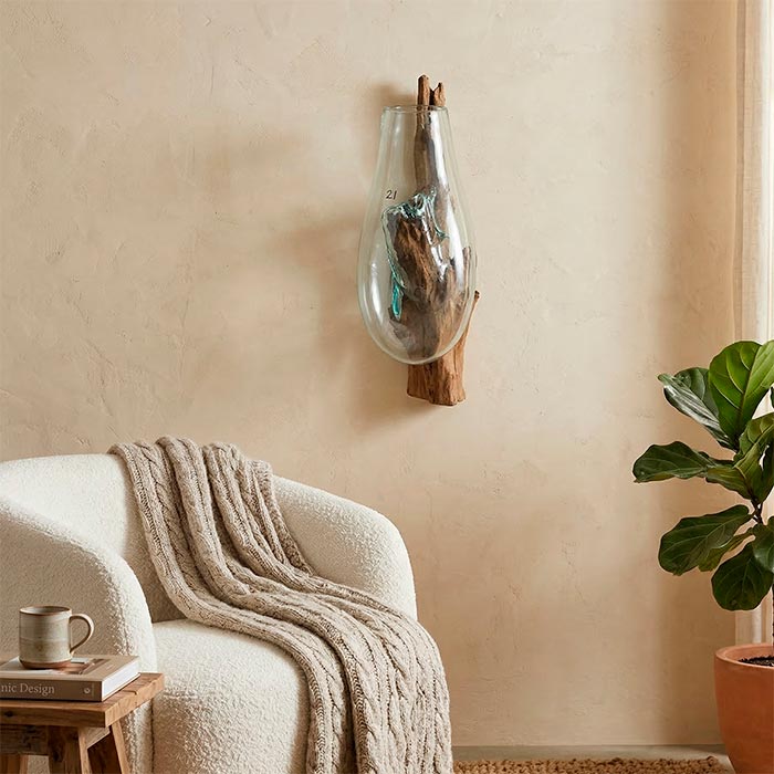 Peça decorativa de luxo rústico unindo transparência do vidro e rusticidade da madeira natural.