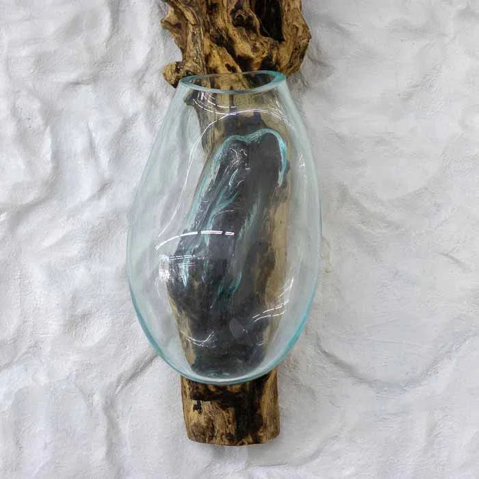 Escultura orgânica decorativa com vaso em vidro soprado no tronco.