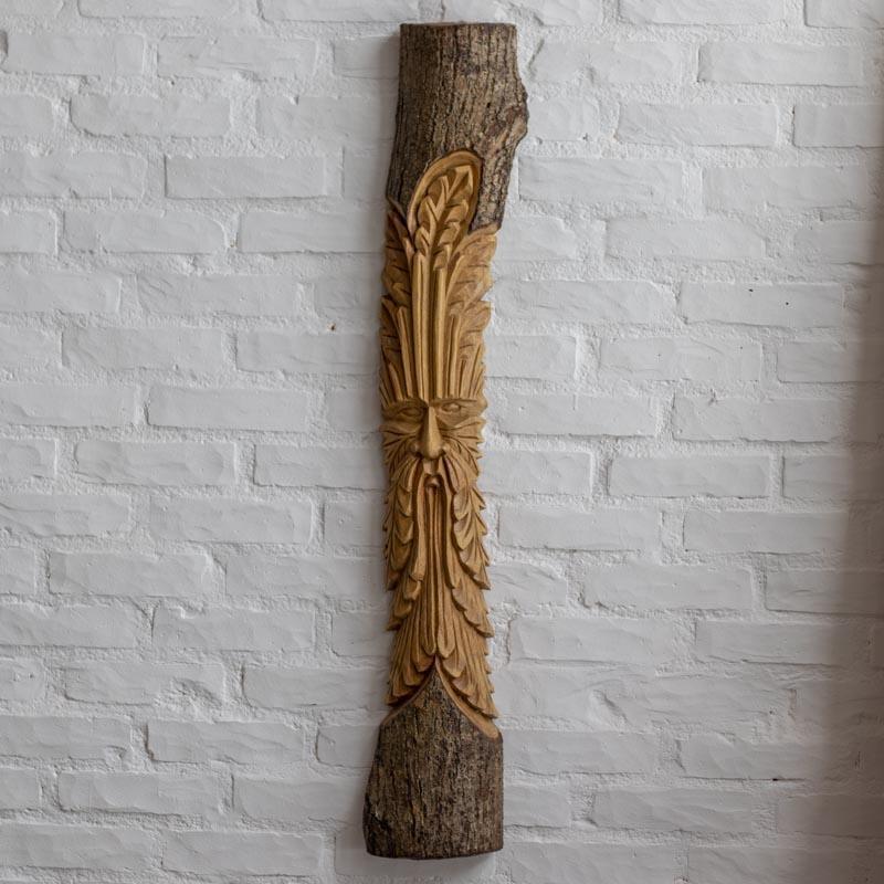 Rosto do Green Man talhado artesanalmente em tronco com veios 