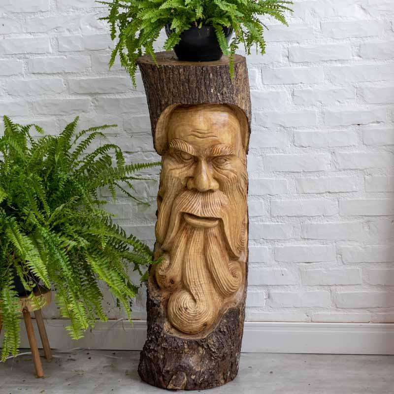Escultura de chão de 98cm de altura representando o Homem Verde, ideal para decoração de interiores rústicos e zen.