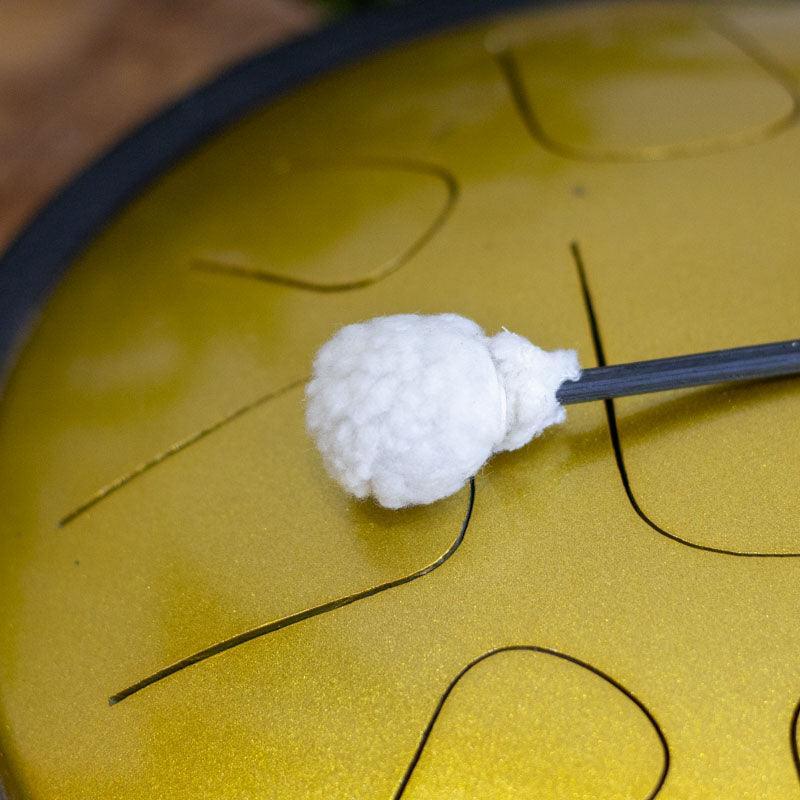 Detalhe das línguas de aço cortadas com precisão em Tongue Drum Pro dourado para som harmônico.