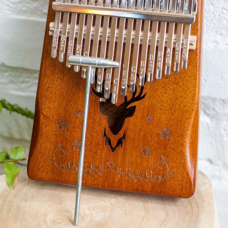 Detalhe das teclas de aço com notas gravadas em Kalimba Mbira de madeira maciça de alta qualidade.