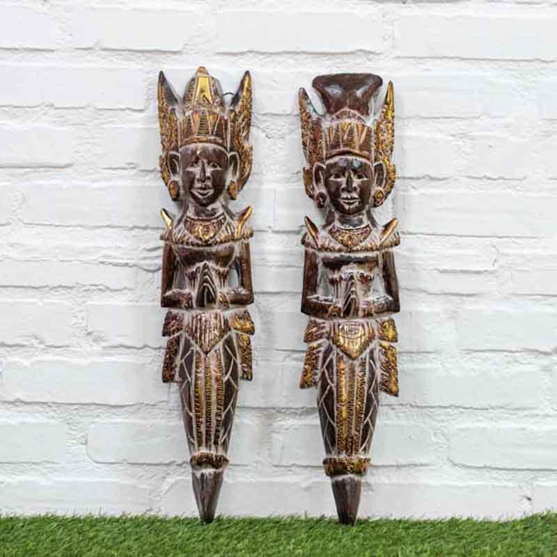 Deixe a magia de Bali e a espiritualidade hindu invadirem seu ambiente com esse encantador casal Rama e Sita esculpido em madeira por habilidosos artesãos balineses.