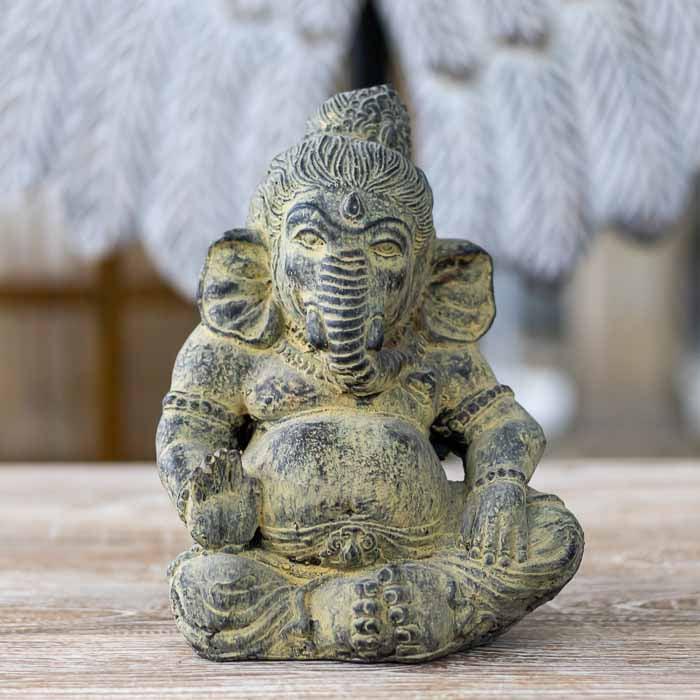 Escultura de Ganesh feita em fibrocimento com acabamento em pátina, destacando detalhes espirituais da arte balinesa