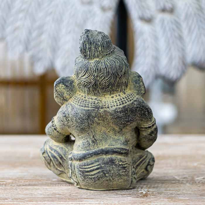 Peça artesanal de Bali em fibrocimento, representando Ganesh com traços marcantes e efeito envelhecido na superfície