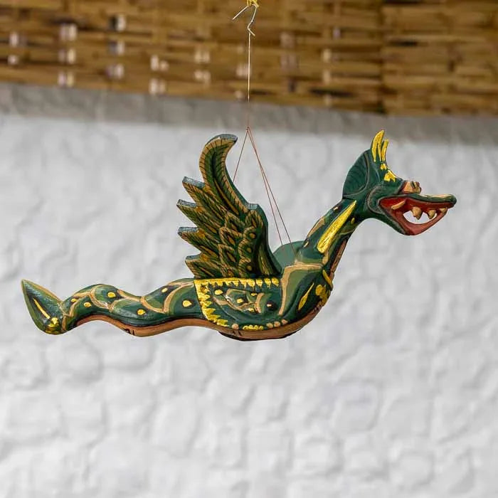 Escultura Dragão Naga verde artesanal de pendurar com acabamento natural Bali. 