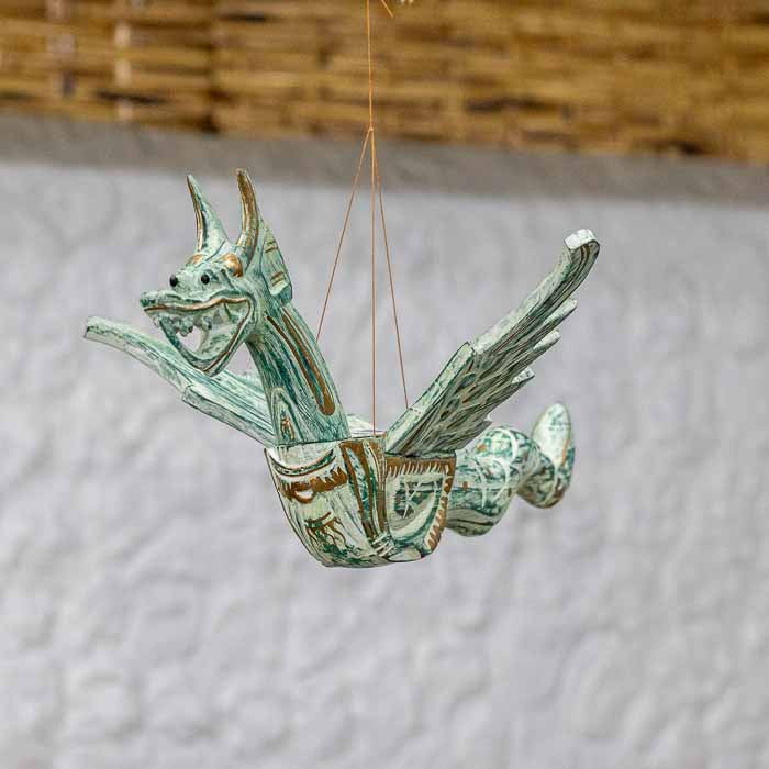 Escultura decorativa Dragão Voador Naga pátina entalhada à mão com detalhes rústicos. 