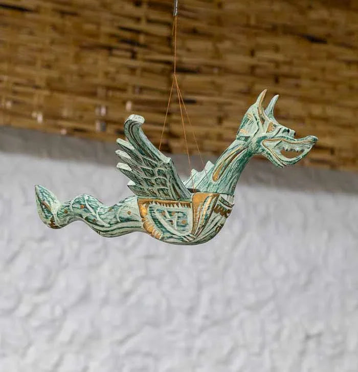 Dragão pátina artesanal de pendurar feito em madeira natural de Bali. 