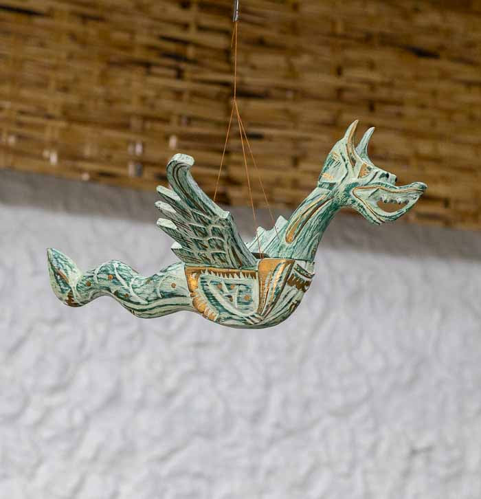 Dragão pátina artesanal de pendurar feito em madeira natural de Bali. 