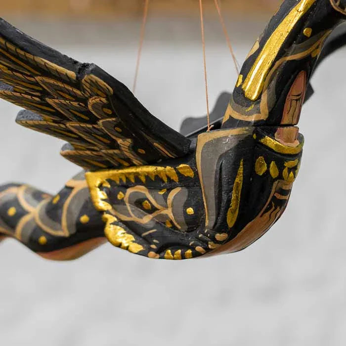 Dragão Naga preto artesanal em madeira de Bali com acabamento exclusivo e cultural. 