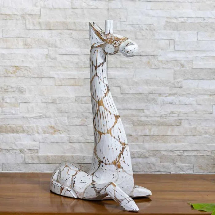 Objeto decorativo em madeira com forma de girafa esculpida à mão 